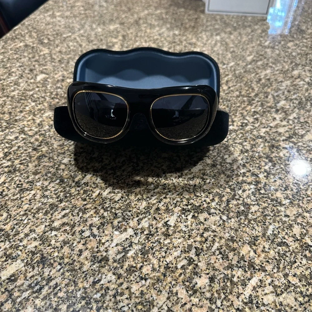 Gucci Black and Gold Sunglasses with Case - Picture 3 of 6